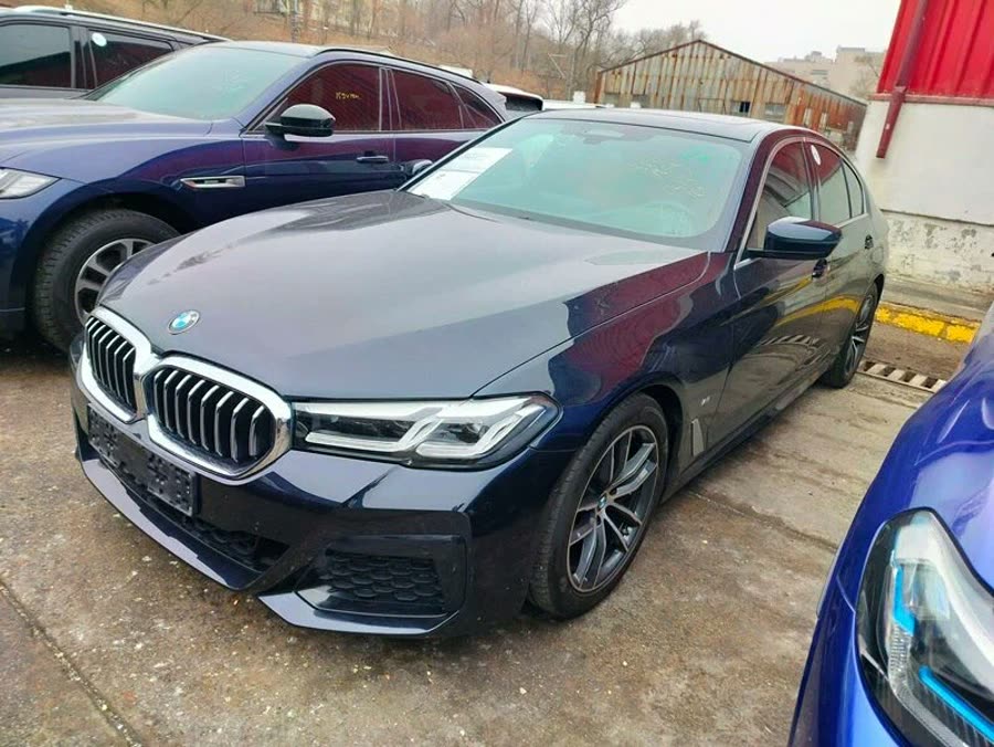 Тёмно-синий BMW 5 серии M Sport