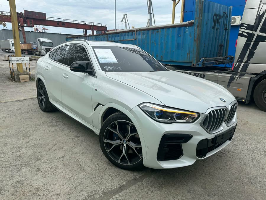 Белый BMW X6 M Sport в порту Владивостока