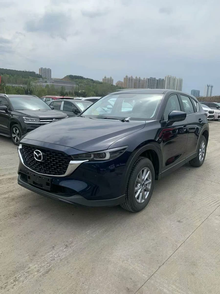 Тёмно-синяя Mazda CX-5 на площадке в Китае