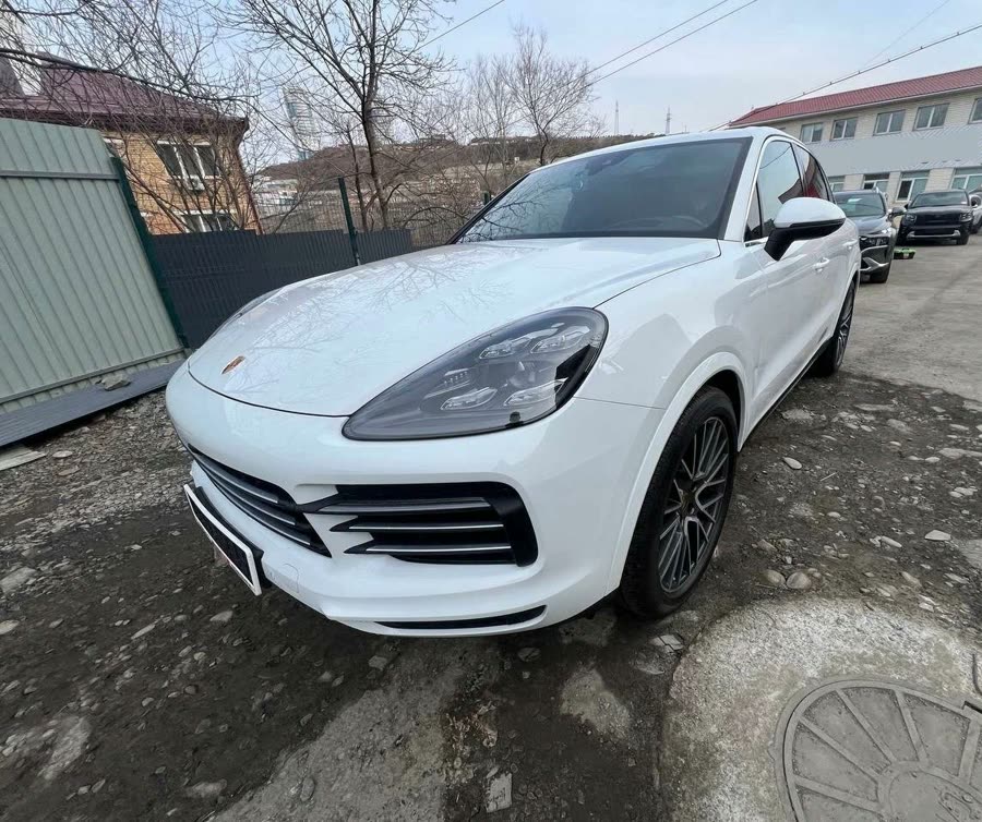 Белый Porsche Cayenne на площадке во Владивостоке